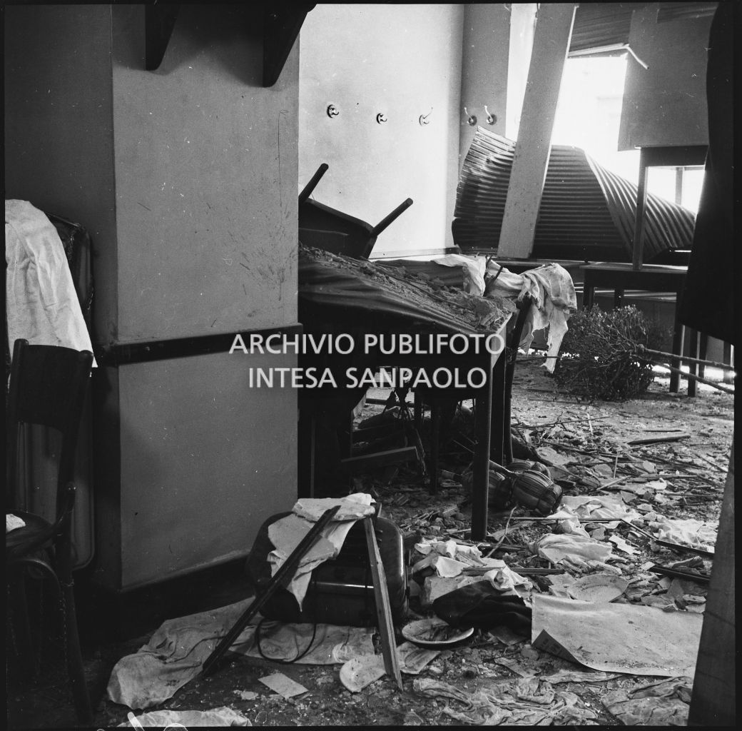 Particolare degli arredi della Trattoria Firenze, in via Settala 2, danneggiata dai bombardamenti