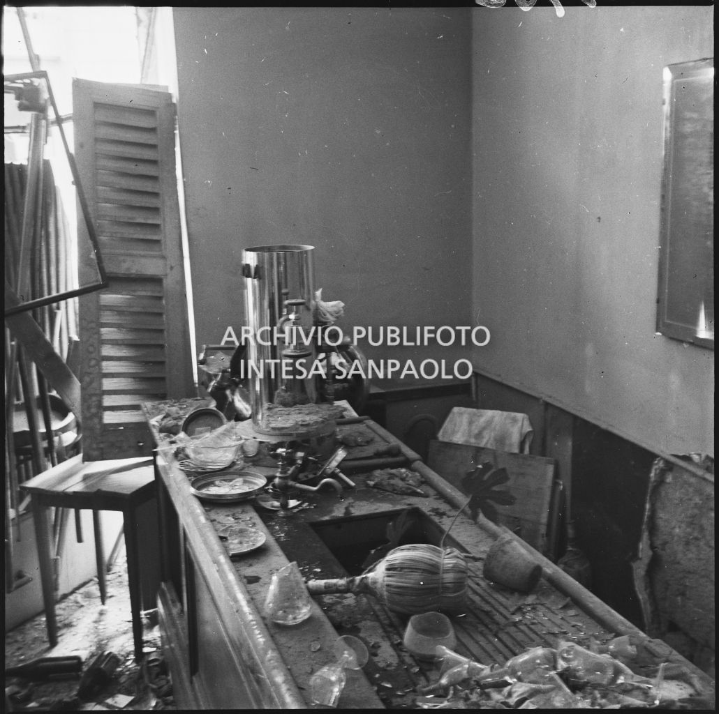 Particolare del bancone bar della Trattoria Firenze, in via Settala 2, danneggiato dai bombardamenti