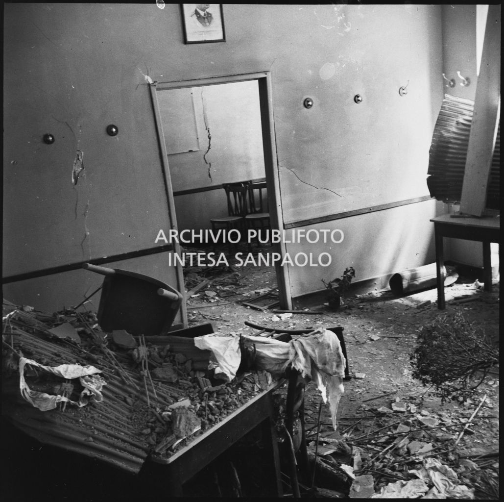 Interno della Trattoria Firenze, in via Settala, danneggiata dai bombardamenti