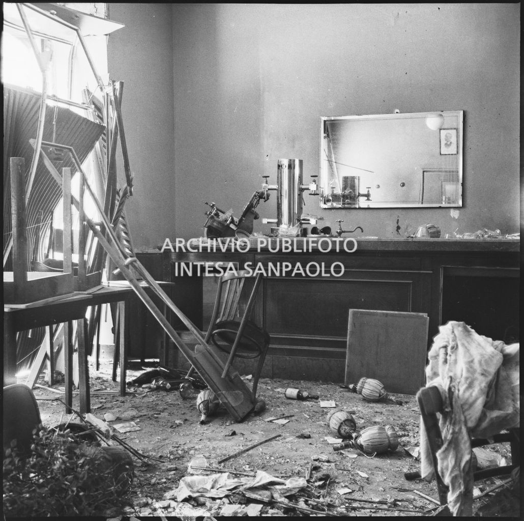 Particolare del bancone bar della Trattoria Firenze, in via Settala 2, danneggiato dai bombardamenti