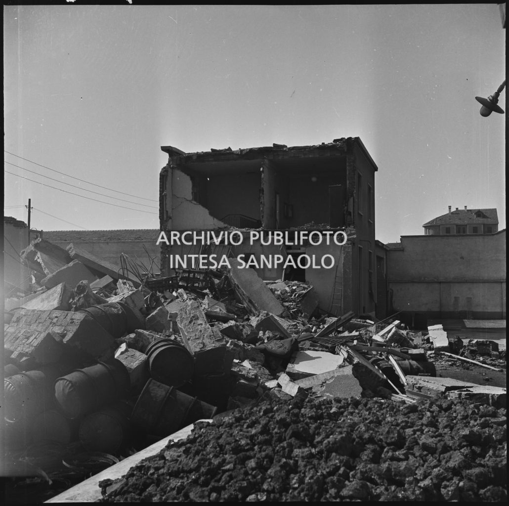Bombardamenti. Casolo Arch.