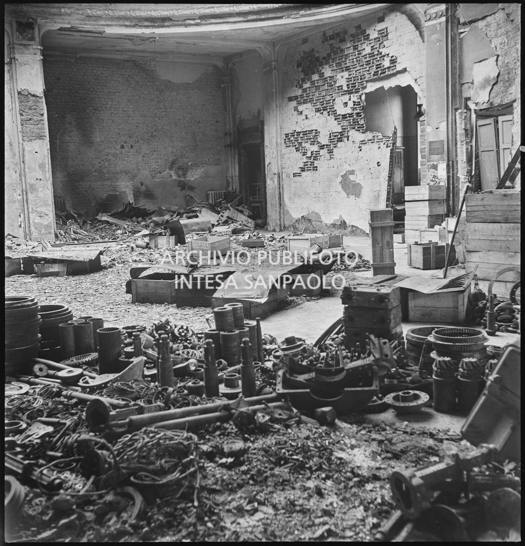 Macerie e materiali di lavoro all'interno della Società Anonima Casalegno colpita dai bombardamenti