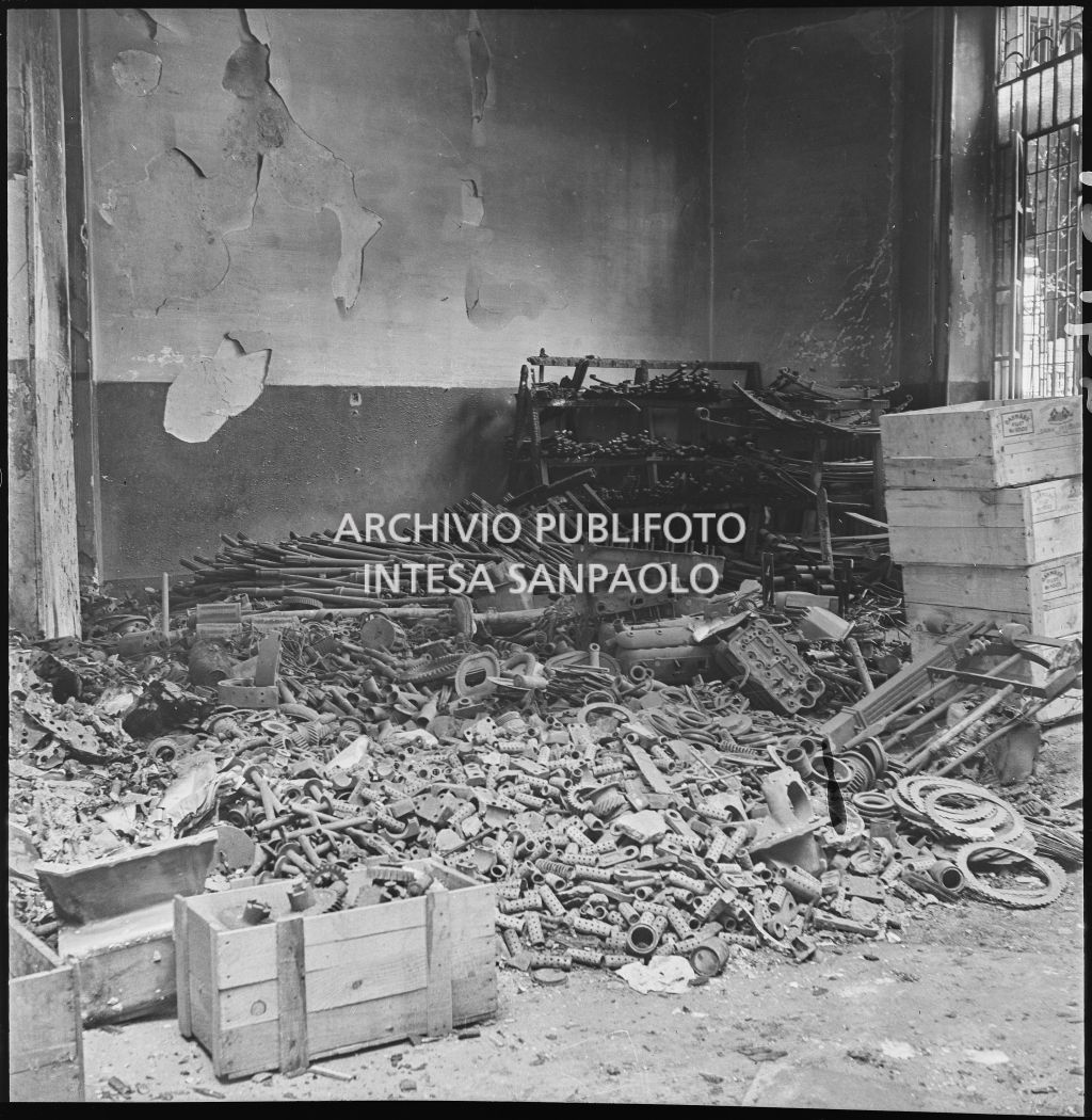 Materiali di lavoro accatastati all'interno della Società Anonima Casalegno colpita dai bombardamenti