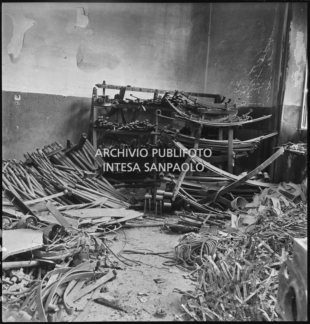 Materiali di lavoro accatastati all'interno della Società Anonima Casalegno colpita dai bombardamenti
