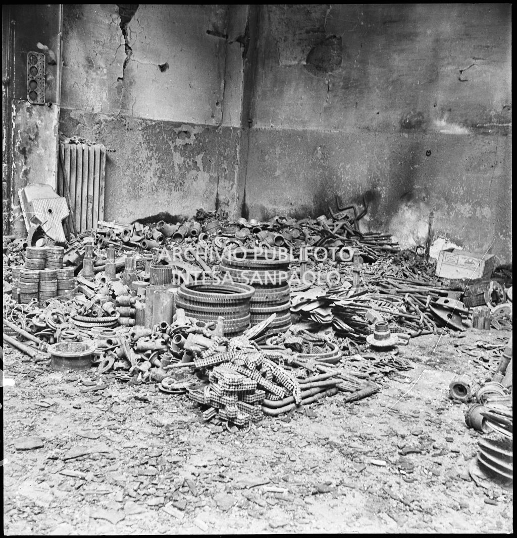 Materiali di lavoro accatastati all'interno della Società Anonima Casalegno colpita dai bombardamenti