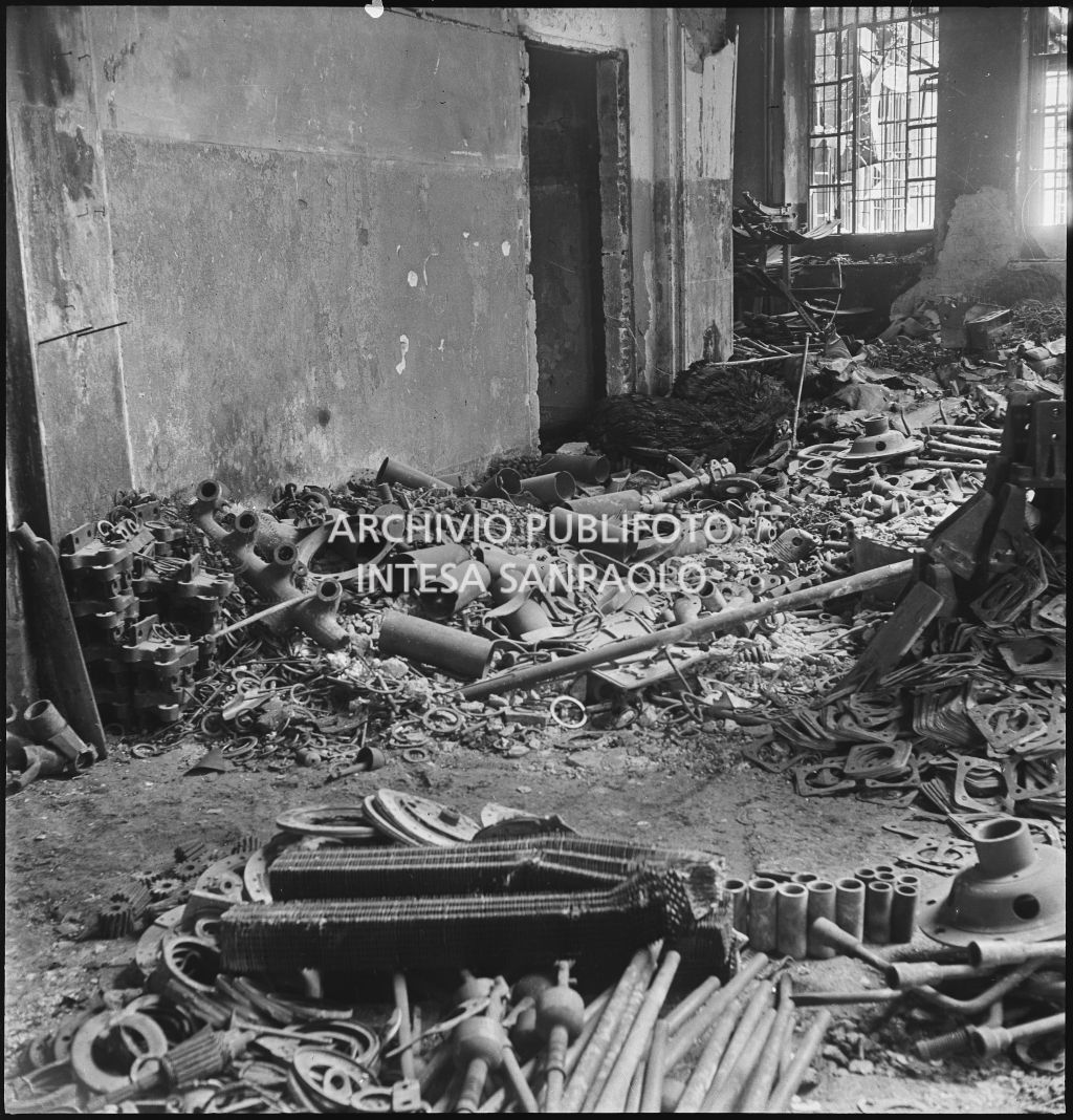Materiali di lavoro sparsi sul pavimento all'interno della Società Anonima Casalegno colpita dai bombardamenti