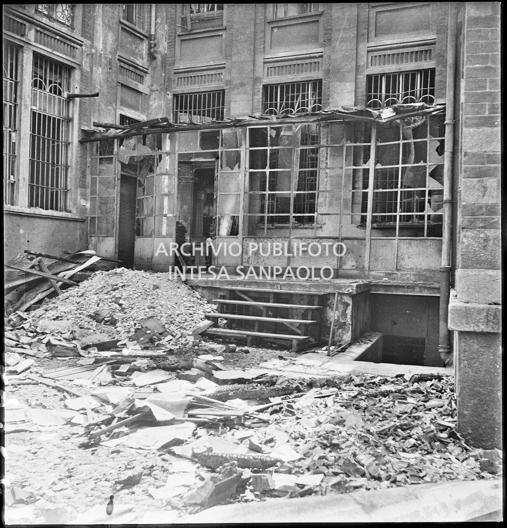 Particolare dell'entrata della Società Anonima Casalegno colpita dai bombardamenti