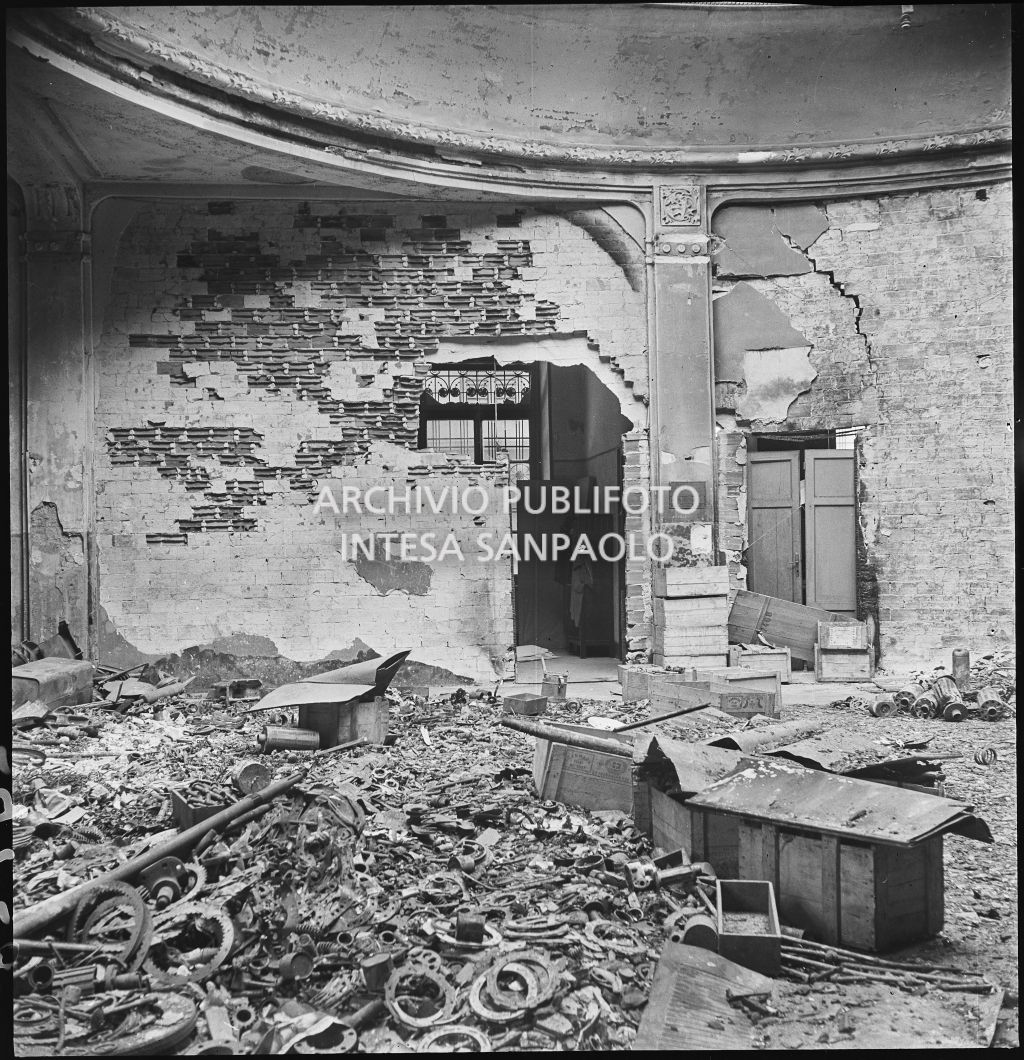 Particolare dell'entrata della Società Anonima Casalegno colpita dai bombardamenti