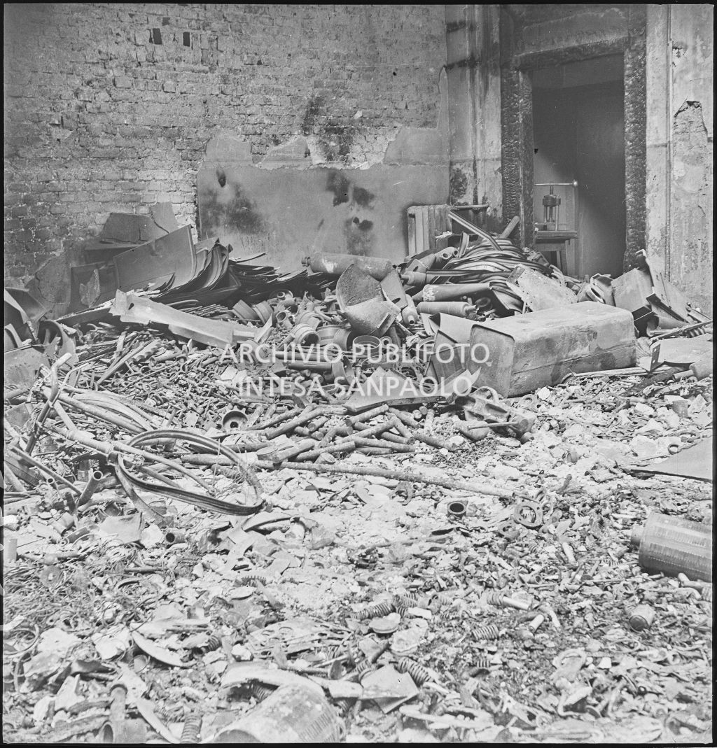 Materiali di lavoro accatastati all'interno della Società Anonima Casalegno colpita dai bombardamenti