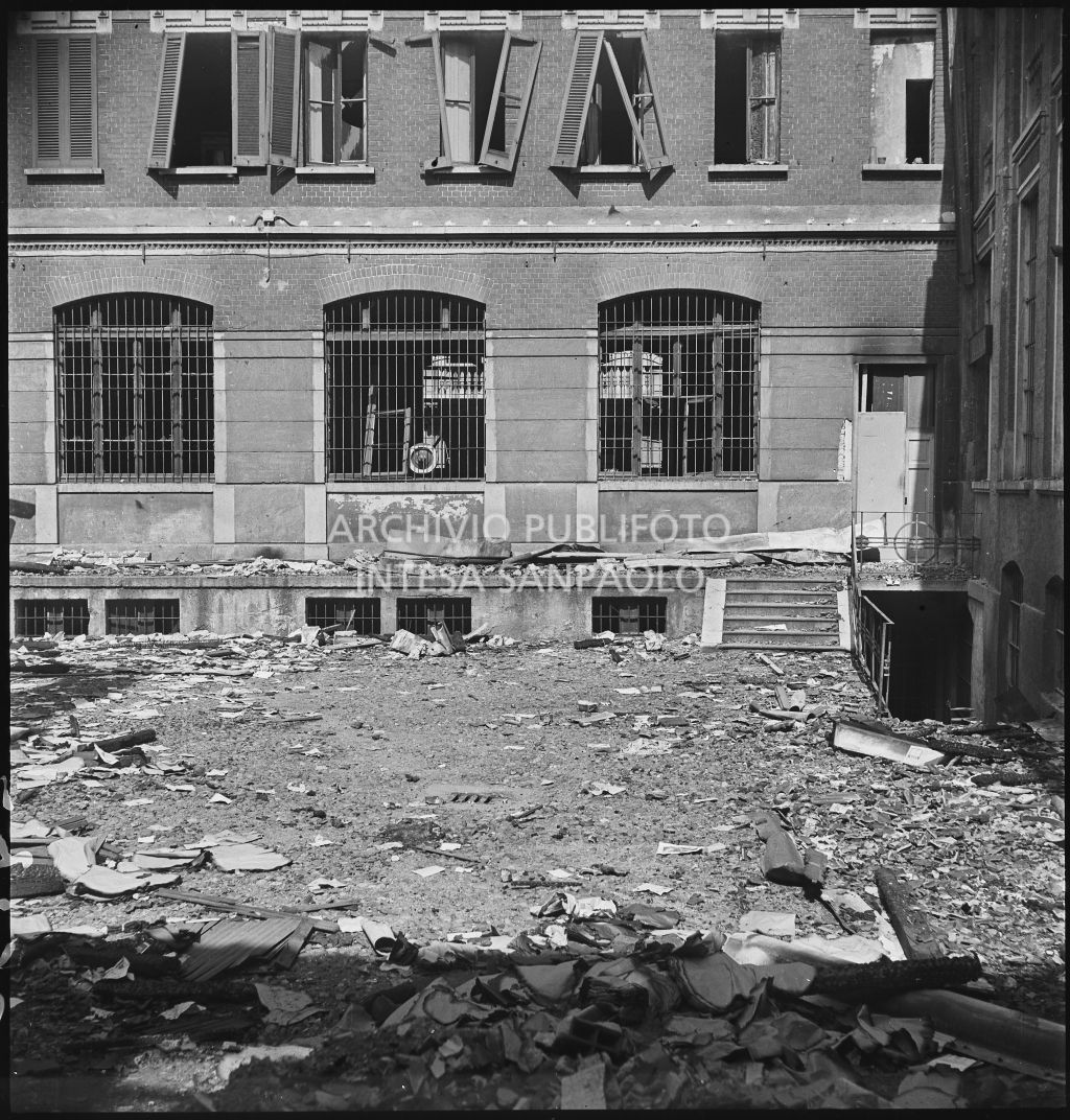 Particolare del cortile interno dell'edificio di viale Monte Grappa 14, dove aveva sede la Società Anonima Casalegno, colpita dai bombardamenti; sono visibili le vetrate rotte e macerie a terra