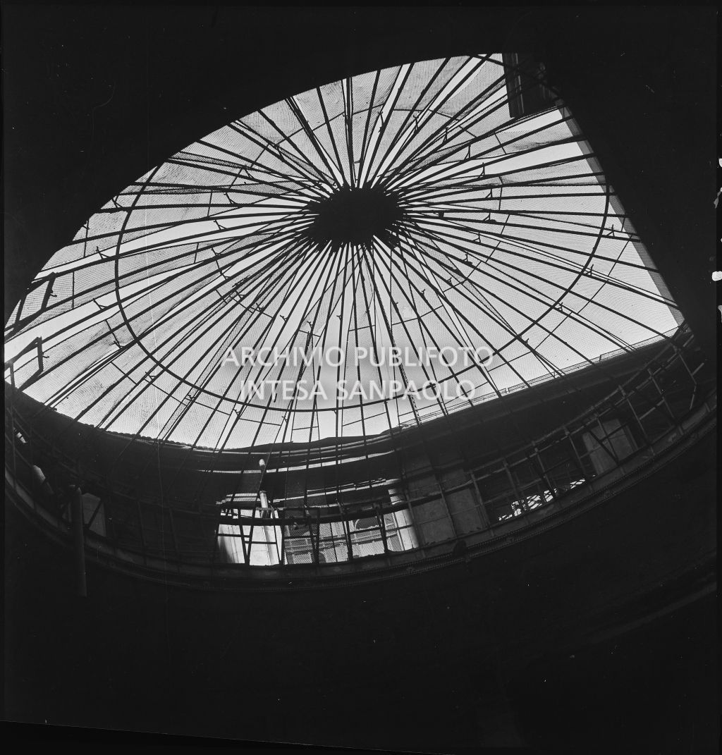 Particolare della struttura del soffitto all'interno della Società Anonima Casalegno danneggiata dai bombardamenti