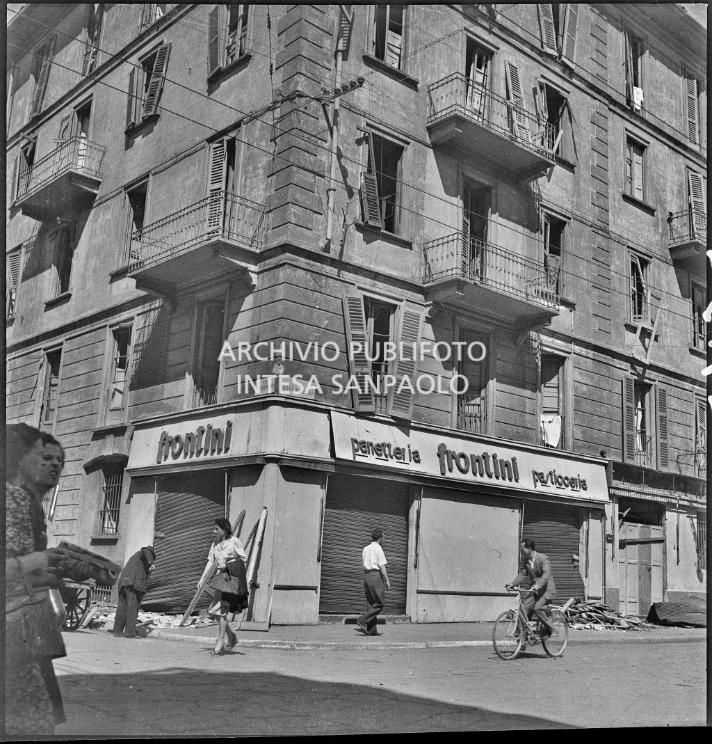 La panetteria pasticceria Frontini, all'angolo tra via Solferino e via della Moscova, a Milano, gravemente danneggiata dai bombardamenti