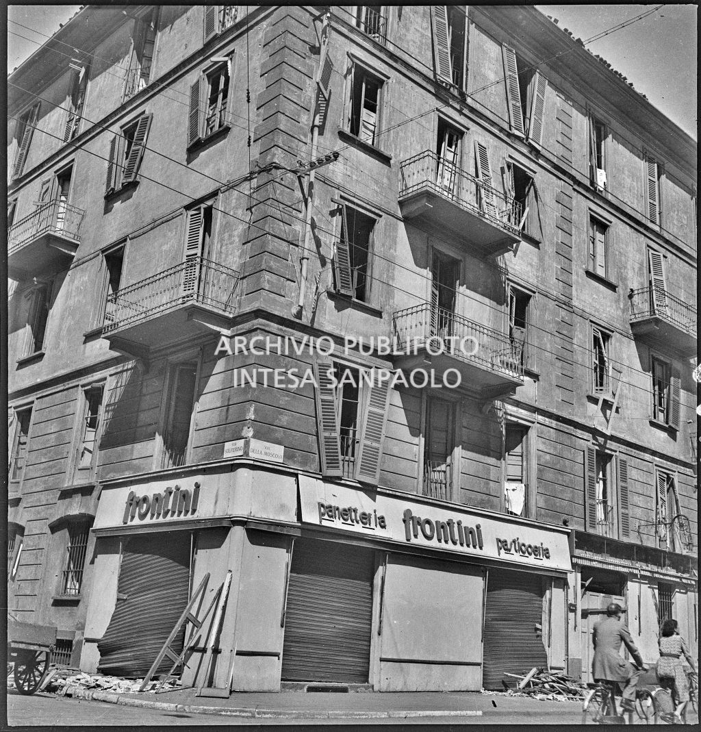La panetteria pasticceria Frontini, all'angolo tra via Solferino e via della Moscova, a Milano, gravemente danneggiata dai bombardamenti