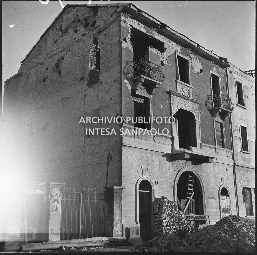 Edificio che ospita l'officina di produzione radiatori per automobili Lodovico Gaslini, in via Antonio Lazzati 2 a Milano, danneggiato dai bombardamenti