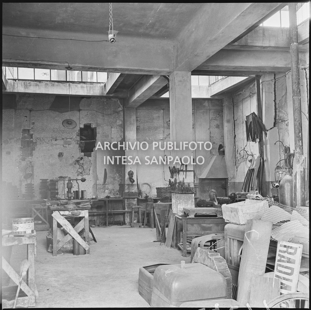 Interno dell'officina di produzione radiatori per automobili Lodovico Gaslini, in via Antonio Lazzati 2 a Milano, danneggiata dai bombardamenti