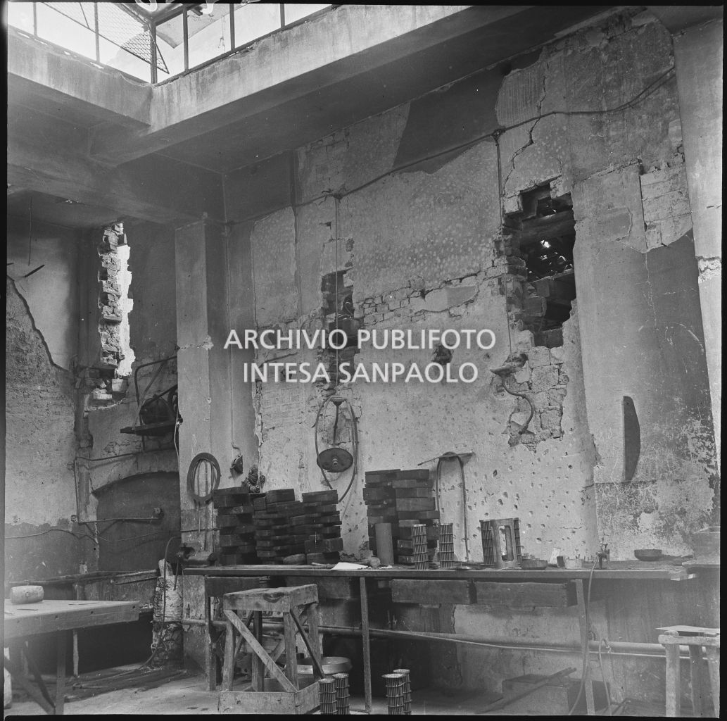 Interno dell'officina di produzione radiatori per automobili Lodovico Gaslini, in via Antonio Lazzati 2 a Milano, danneggiata dai bombardamenti