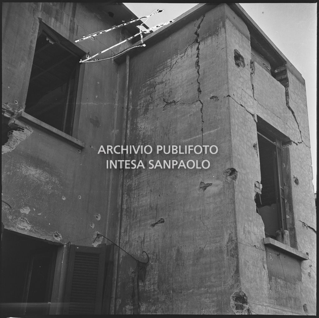 Particolare dell'edificio, sede dell'impresa Lodovico Gaslini, che produceva radiatori per automobili, in via Antonio Lazzati 2 a Milano, danneggiato dai bombardamenti