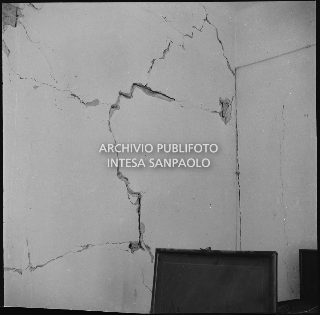 Bombardamenti. Invernizzi. Via Atto Vannucci