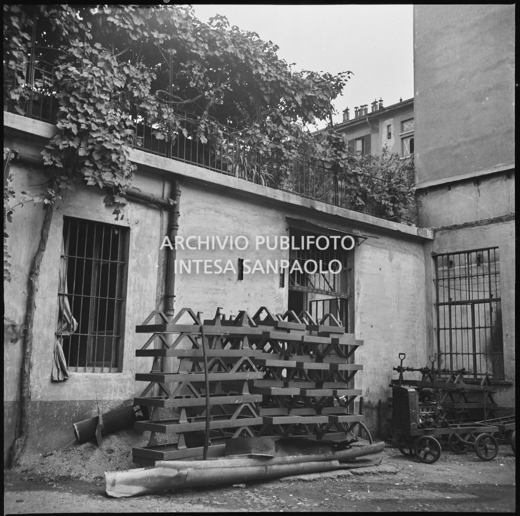 Bombardamenti. Invernizzi. Via Atto Vannucci