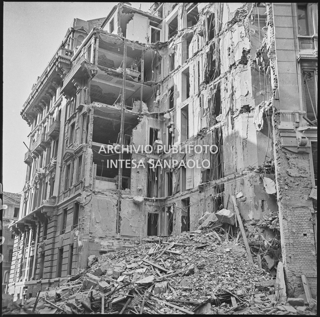 Edificio in via Gabrio Serbelloni 1, a Milano, sede della Società Anonima Liquigas, distrutto dai bombardamenti