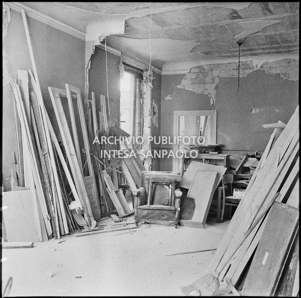 Gli uffici della Società Anonima Liquigas, in via Gabrio Serbelloni 1, a Milano, sventrati dai bombardamenti
