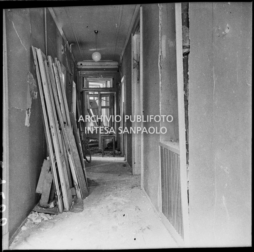 Infissi danneggiati dai bombardamenti nel corridoio degli uffici della Società Anonima Liquigas, in via Gabrio Serbelloni 1, a Milano