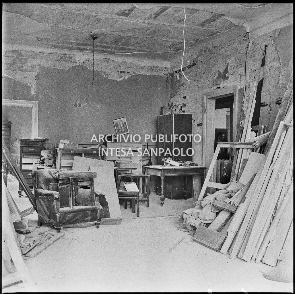 Gli uffici della Società Anonima Liquigas, in via Gabrio Serbelloni 1, a Milano, gravemente danneggiati dai bombardamenti