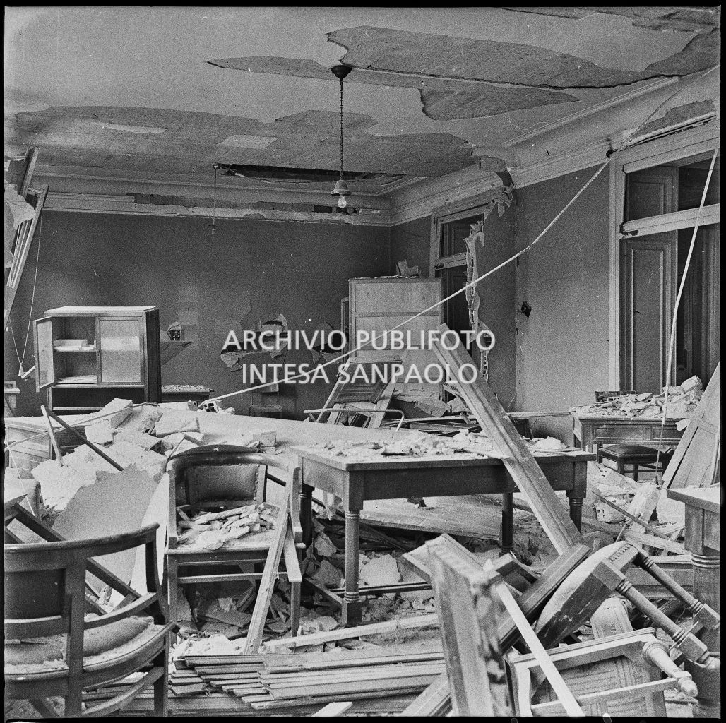 Gli uffici della Società Anonima Liquigas, in via Gabrio Serbelloni 1, a Milano, sventrati dai bombardamenti e ingombri degli arredi distrutti