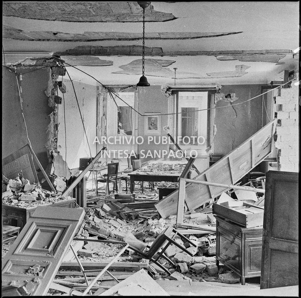 Gli uffici della Società Anonima Liquigas, in via Gabrio Serbelloni 1, a Milano, sventrati dai bombardamenti e ingombri degli arredi distrutti