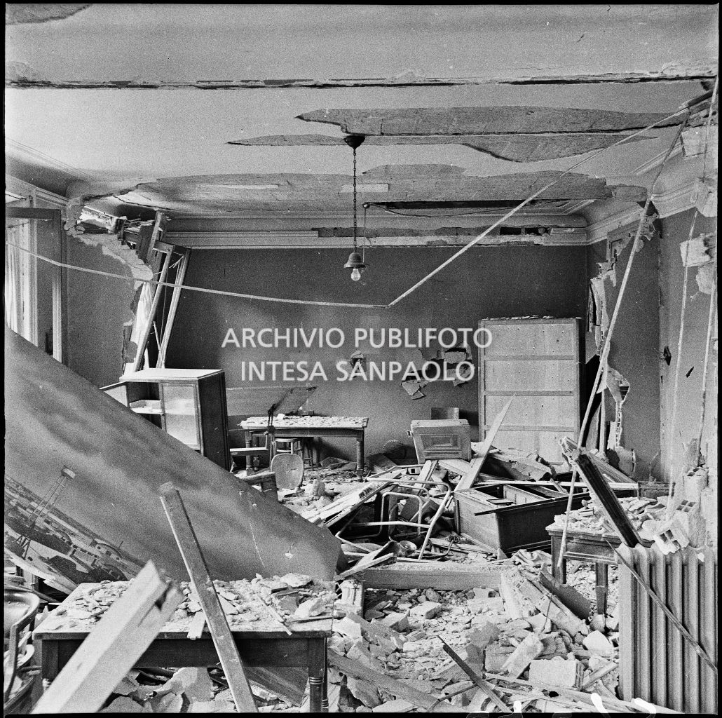 Gli uffici della Società Anonima Liquigas, in via Gabrio Serbelloni 1, a Milano, sventrati dai bombardamenti e ingombri degli arredi distrutti