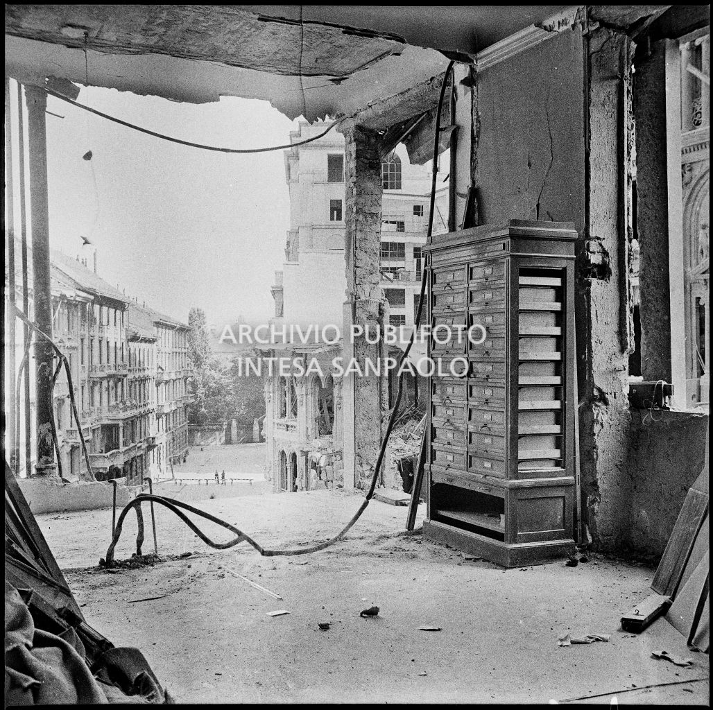 Gli uffici della Società Anonima Liquigas, in via Gabrio Serbelloni 1, a Milano, sventrati dai bombardamenti: dallo squarcio nel muro si vedono gli edifici limitrofi