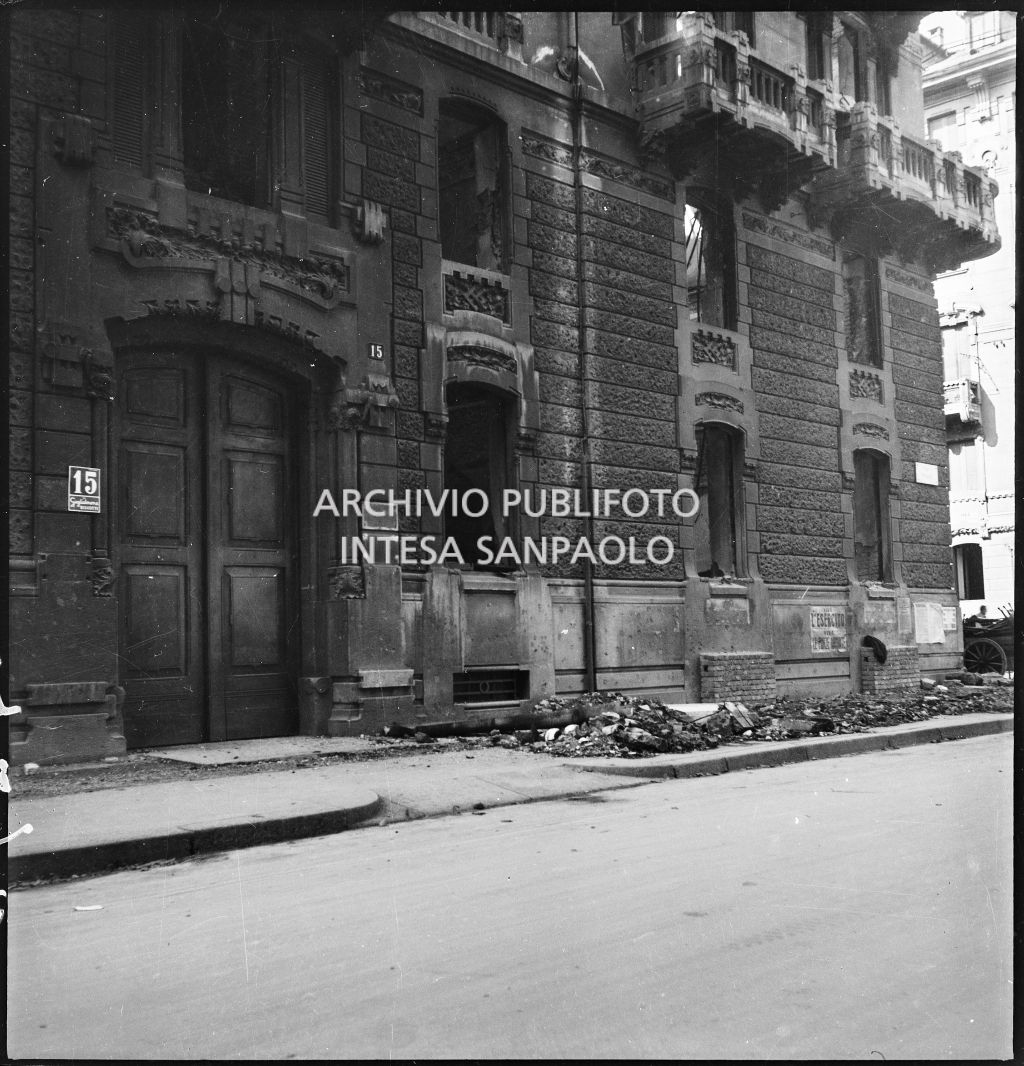 Esterno dell'edificio, in viale Piave 15 a Milano, dove aveva sede l'impresa di spedizioni di Valeriano Lorenzoni, gravemente danneggiato dai bombardamenti