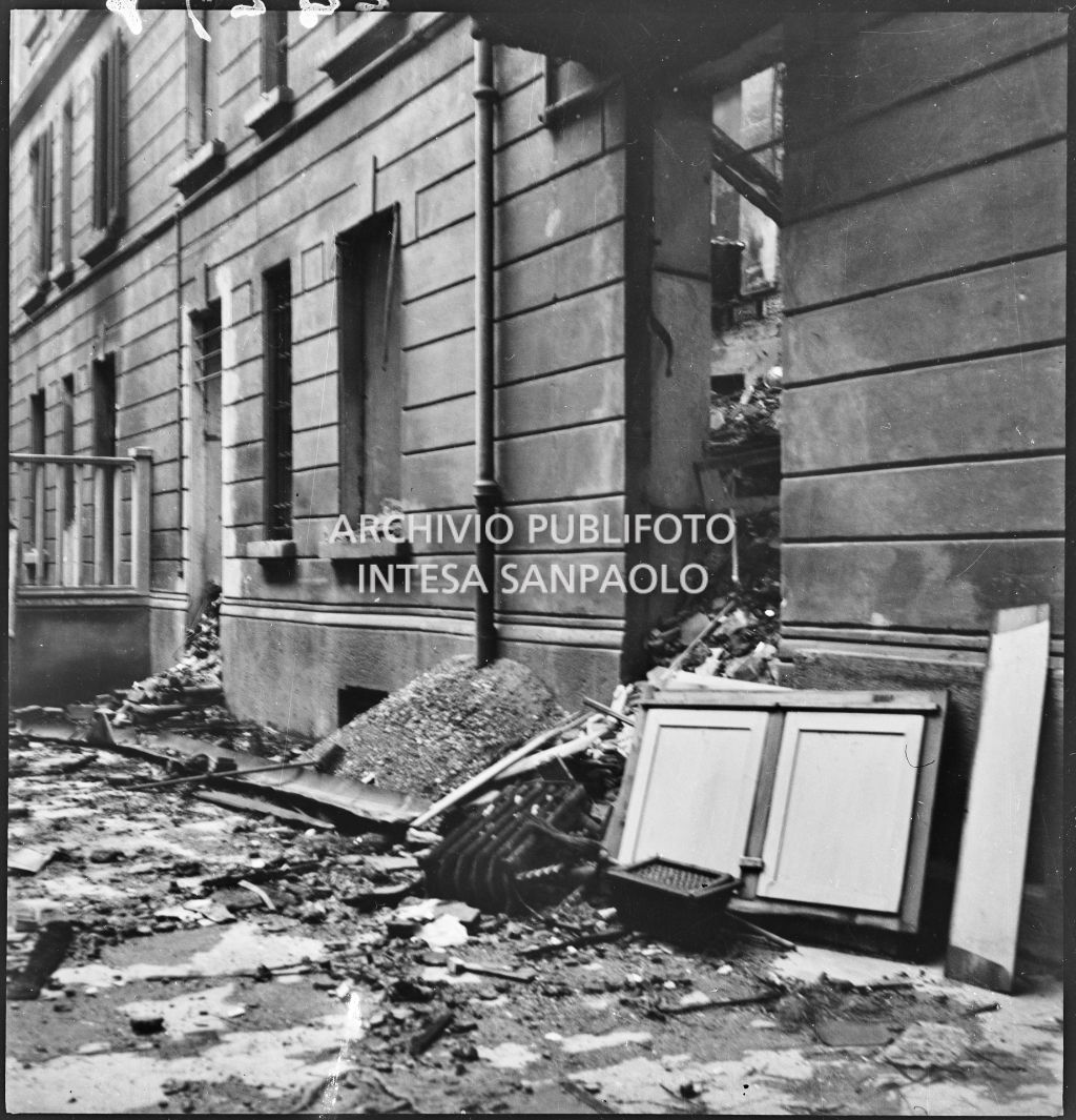Cortile dell'edificio in viale Piave 15, a Milano, sventrato dai bombardamenti dove aveva sede l'impresa di spedizioni di Valeriano Lorenzoni