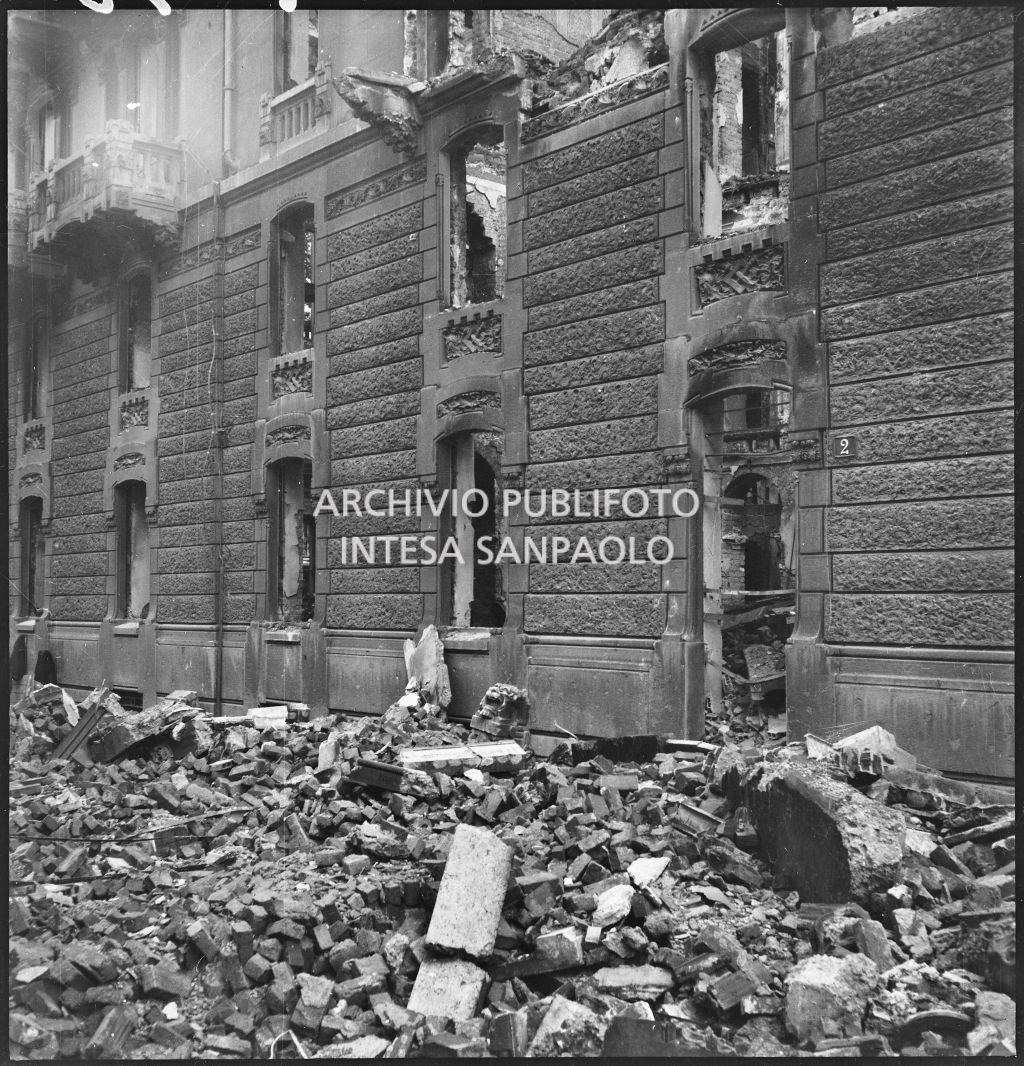 Esterno dell'edificio in via Lamberto De Bernardi 2, a Milano, dove aveva sede l'impresa di spedizioni di Valeriano Lorenzoni, gravemente danneggiato dai bombardamenti
