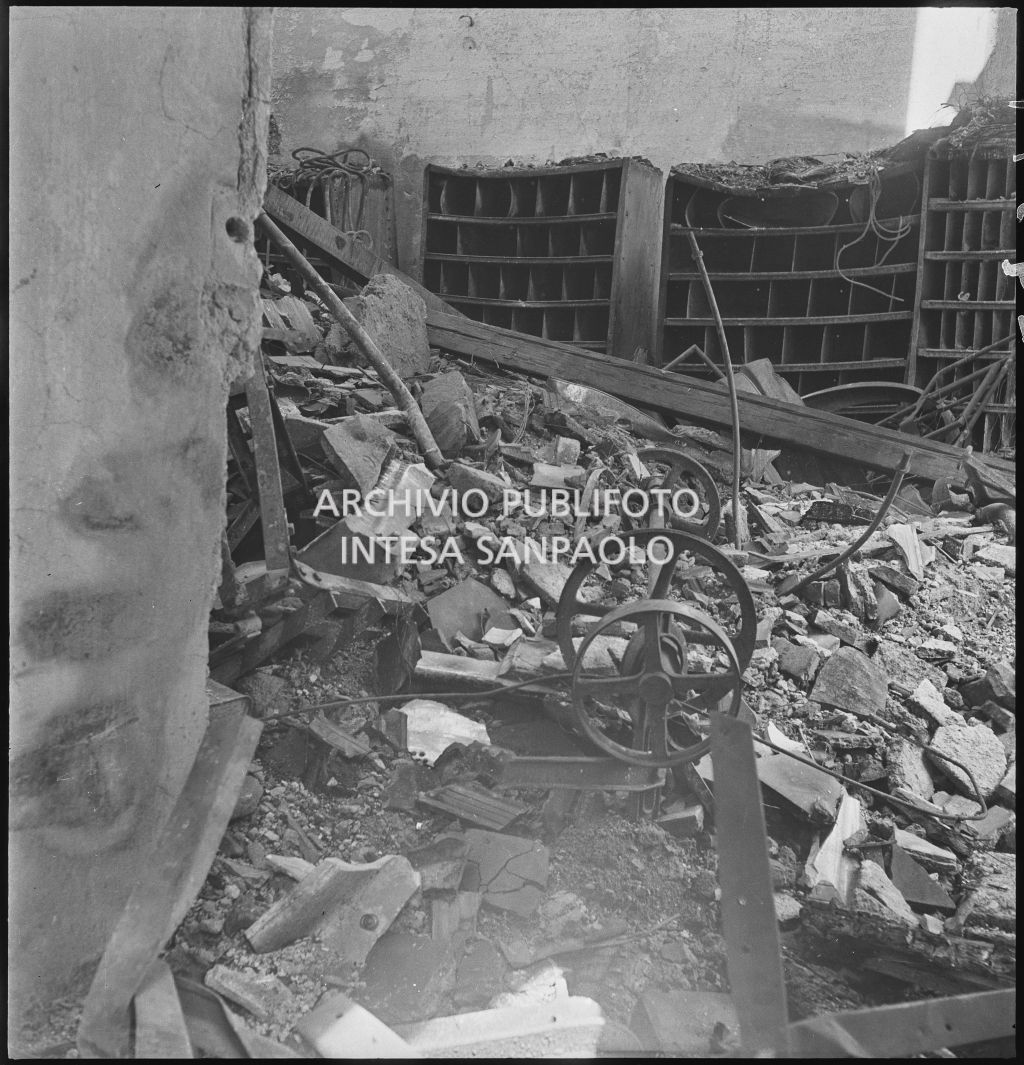 Interno della sede della Società Anonima L'Autoaccessorio, in piazza Duca d'Aosta, a Milano, distrutta dai bombardamenti e ingombra di macerie