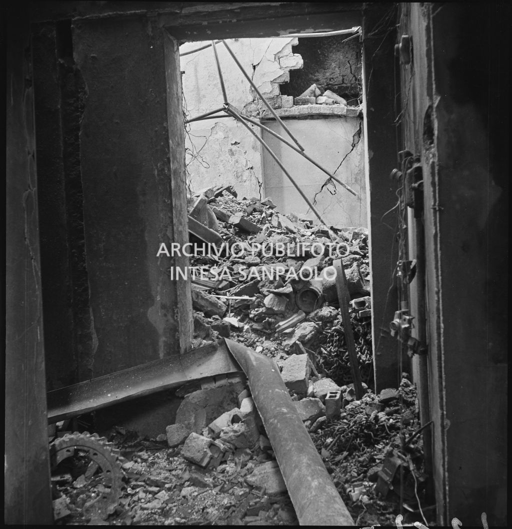 Interno della sede della Società Anonima L'Autoaccessorio, in piazza Duca d'Aosta, a Milano, distrutta dai bombardamenti e ingombra di macerie