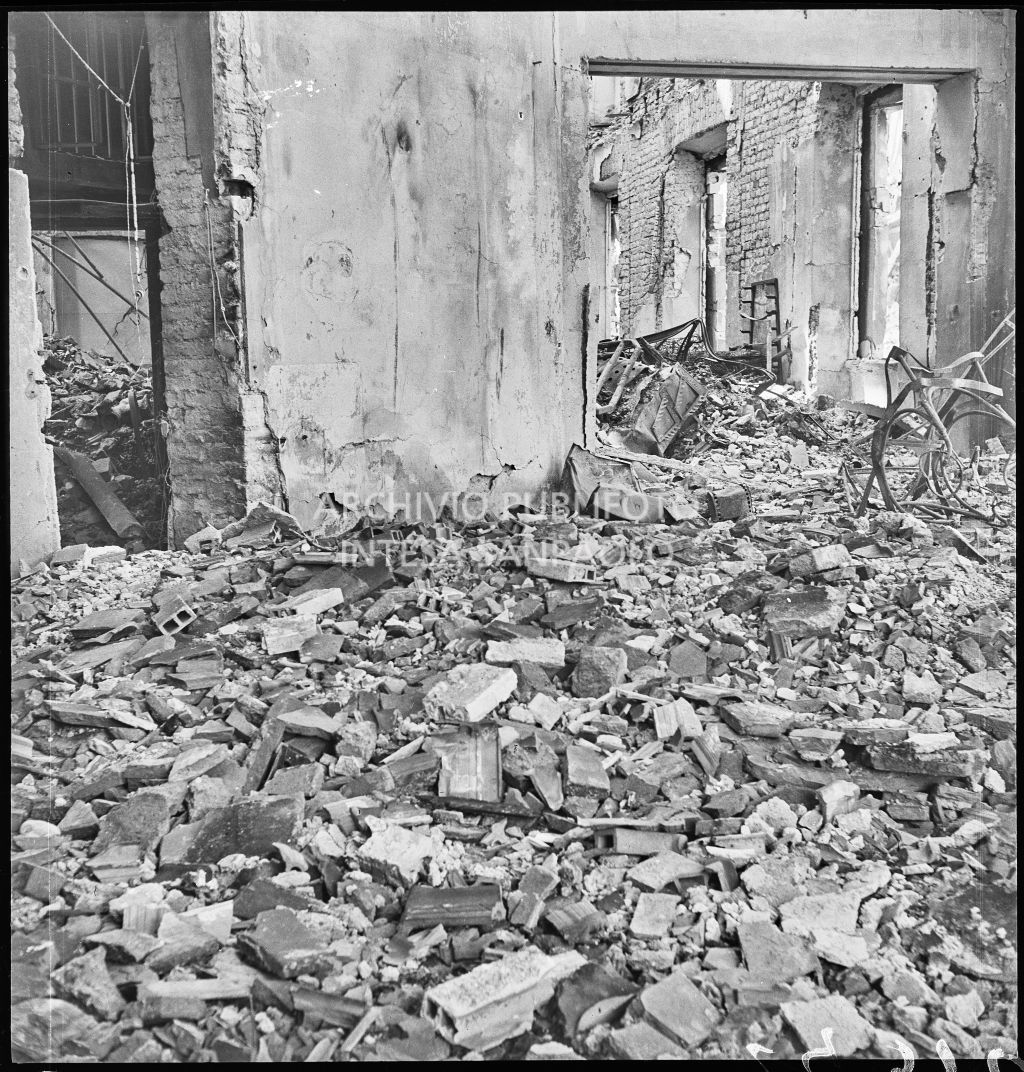 Interno della sede della Società Anonima L'Autoaccessorio, in piazza Duca d'Aosta, a Milano, distrutta dai bombardamenti e ingombra di macerie