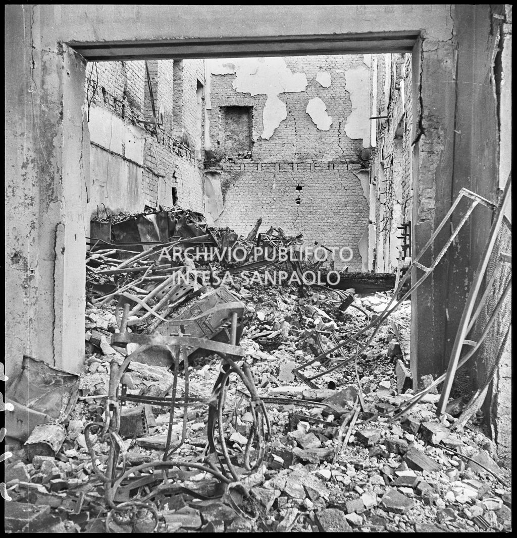 Interno della sede della Società Anonima L'Autoaccessorio, in piazza Duca d'Aosta, a Milano, distrutta dai bombardamenti e ingombra di macerie