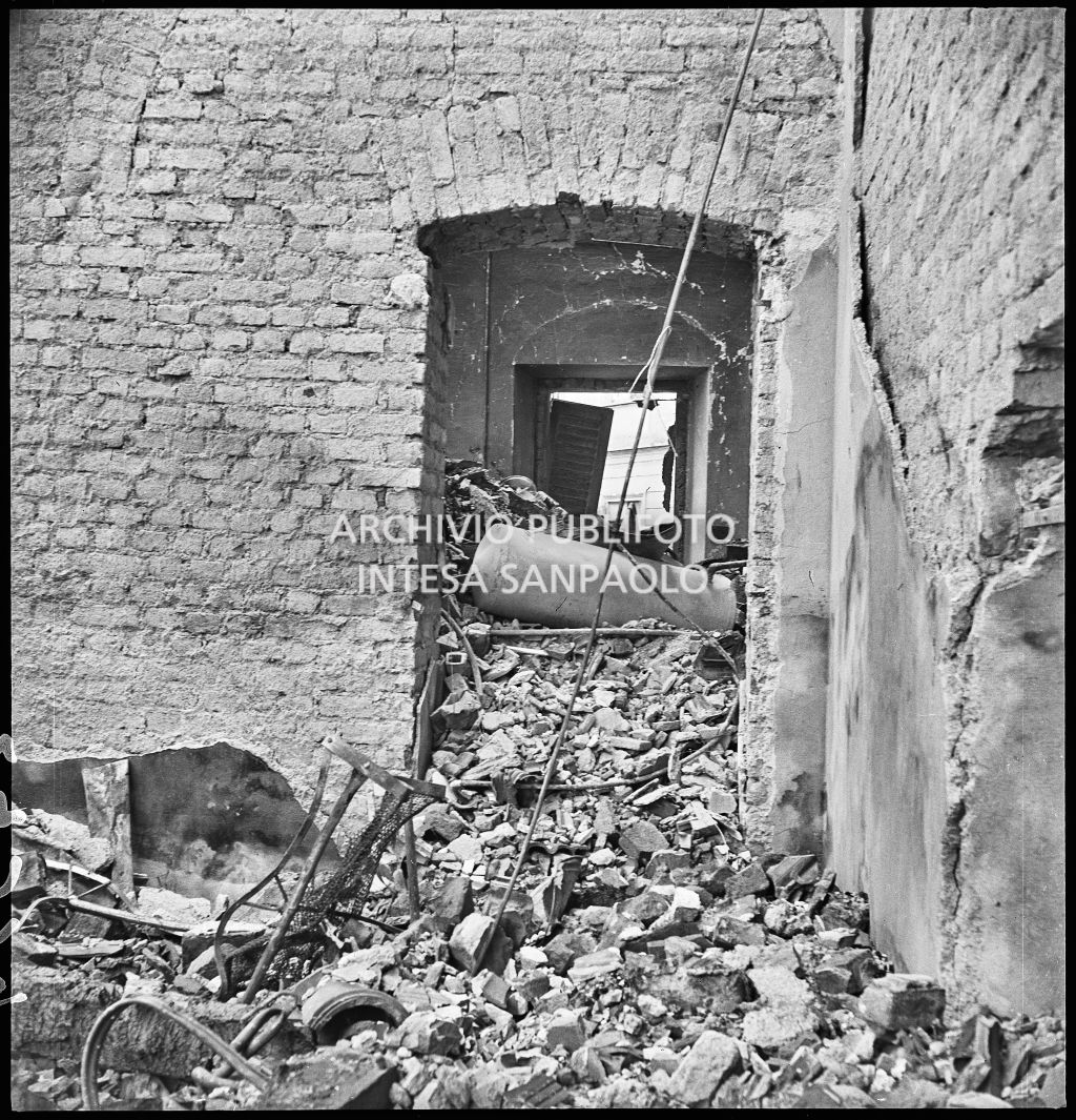Interno della sede della Società Anonima L'Autoaccessorio, in piazza Duca d'Aosta, a Milano, distrutta dai bombardamenti e ingombra di macerie
