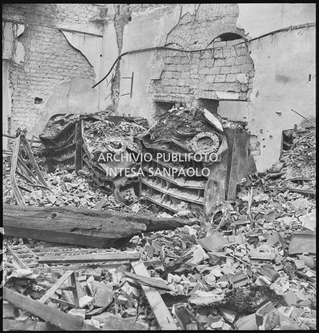 Interno della sede della Società Anonima L'Autoaccessorio, in piazza Duca d'Aosta, a Milano, distrutta dai bombardamenti e ingombra di macerie e arredi danneggiati