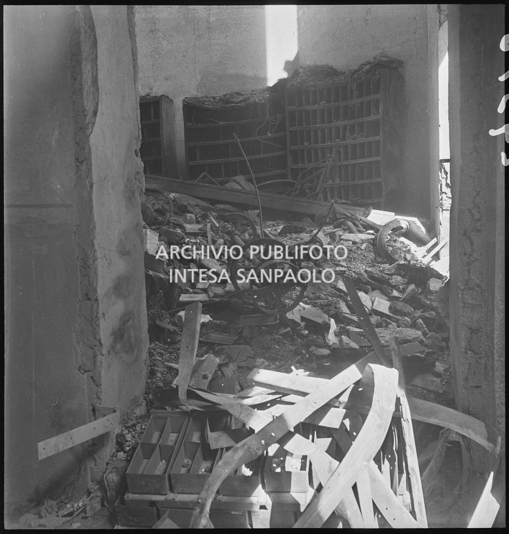 Interno della sede della Società Anonima L'Autoaccessorio, in piazza Duca d'Aosta, a Milano, distrutta dai bombardamenti e ingombra di macerie e arredi danneggiati
