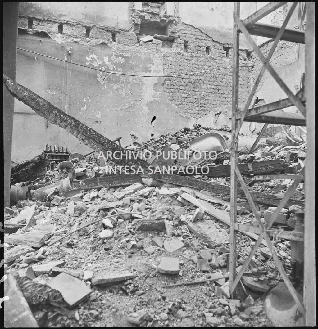 Interno della sede della Società Anonima L'Autoaccessorio, in piazza Duca d'Aosta, a Milano, distrutta dai bombardamenti e ingombra di macerie