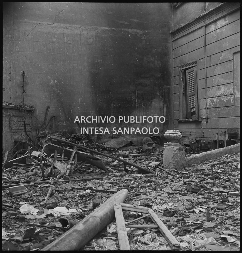Cortile della sede della Società Anonima L'Autoaccessorio, in piazza Duca d'Aosta, a Milano, distrutta dai bombardamenti e ingombra di macerie