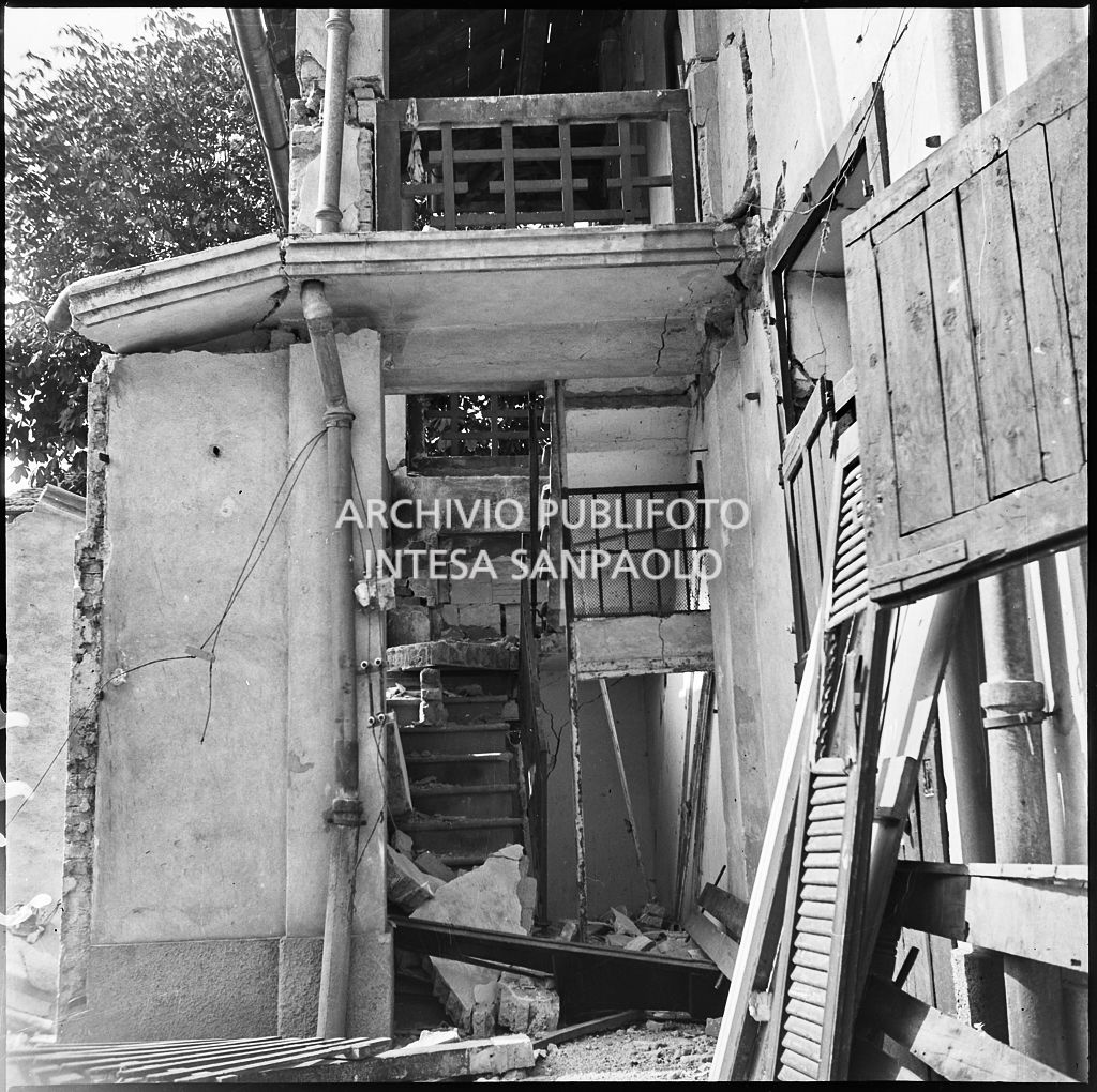 Edificio, in via Pegaso a Milano, sede della scuderia per cavalli da corsa Miliano, gravemente danneggiato dai bombardamenti
