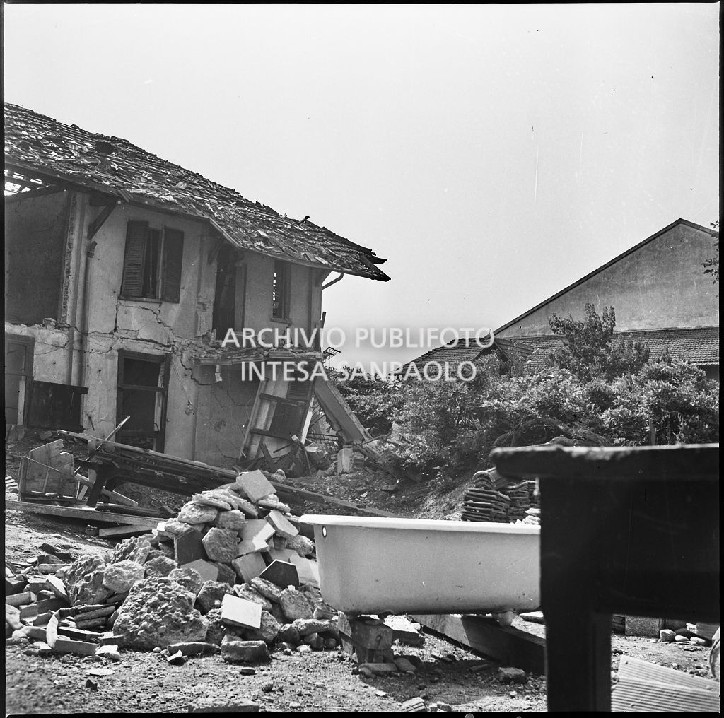 Edificio, in via Pegaso a Milano, sede della scuderia per cavalli da corsa Miliano, gravemente danneggiato dai bombardamenti; il cortile è ingombro di macerie tra cui una vasca da bagno