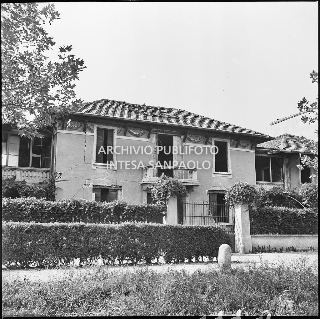 Edificio, in via Pegaso a Milano, sede della scuderia per cavalli da corsa Miliano, gravemente danneggiato dai bombardamenti