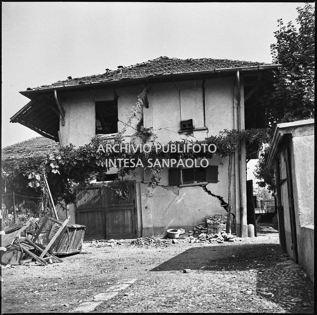 Edificio, in via Pegaso a Milano, sede della scuderia per cavalli da corsa Miliano, gravemente danneggiato dai bombardamenti