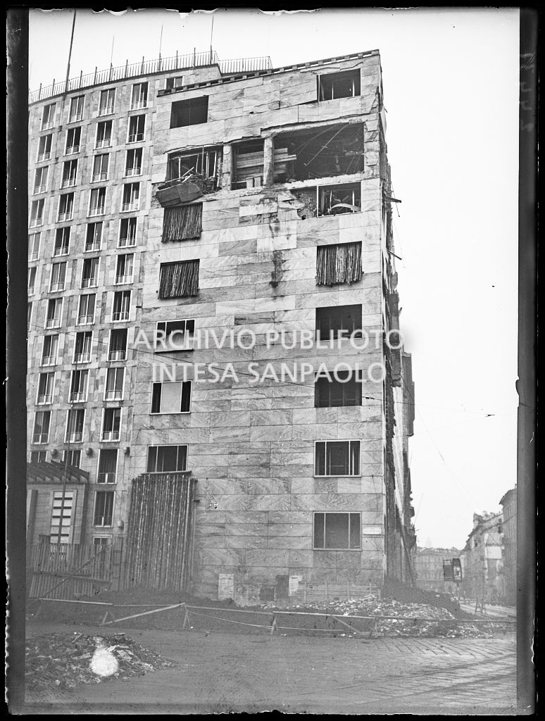 Palazzo Montecatini, in via della Moscova a Milano, gravemente danneggiato dai bombardamenti; sono già state apprestate alcune opere di messa in sicurezza