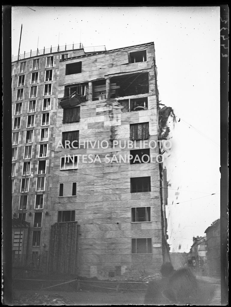 Palazzo Montecatini, in via della Moscova a Milano, gravemente danneggiato dai bombardamenti, ripreso durante la demolizione delle strutture pericolanti; sono già state apprestate alcune opere di messa in sicurezza. Sulla destra il Palazzo Maciachini