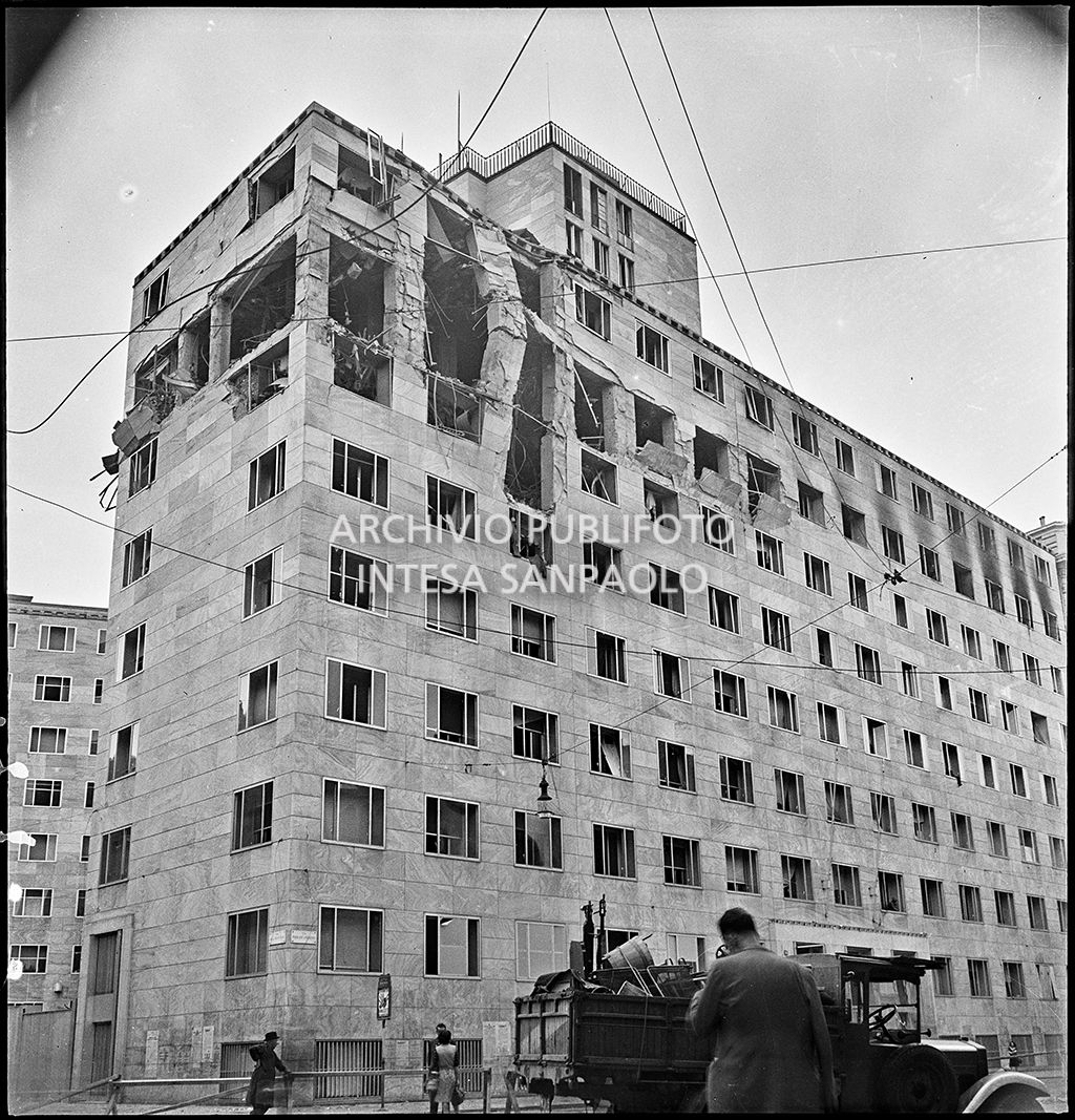 Palazzo Montecatini, in via della Moscova a Milano, gravemente danneggiato dai bombardamenti; i piani superiori sono sventrati e un pilastro è pericolante